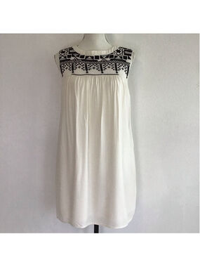 Love Fire Women Elegant White & Black Embroidered Sleeveless Mini Dress M